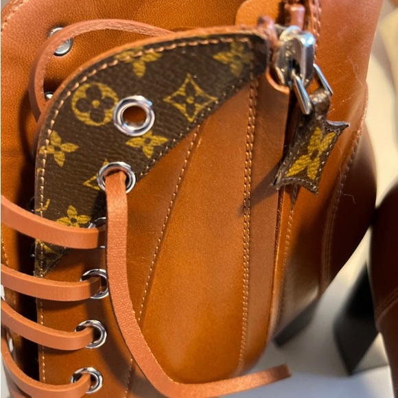 LOUIS VUITTON
Lauréate leather ankle boots Never Worn. They are so beautiful - Picture 4 of 4
